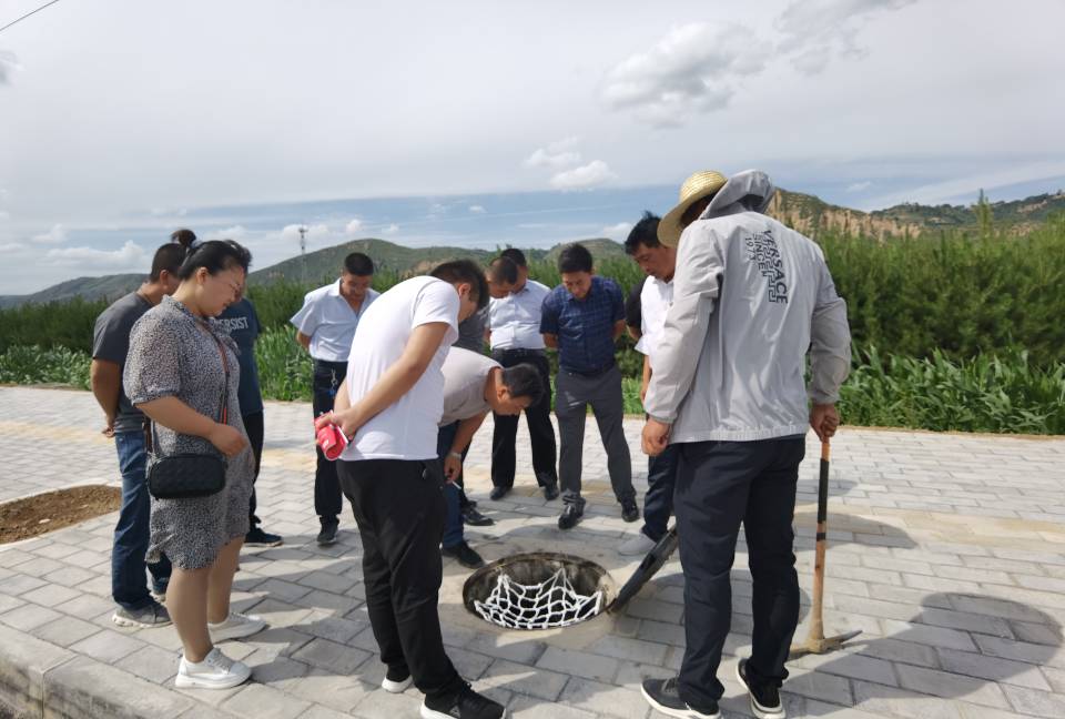平?jīng)鍪薪ㄔO(shè)工程服務(wù)中心對平?jīng)龉I(yè)園區(qū)北大路道路工程進行竣工驗收(圖1)