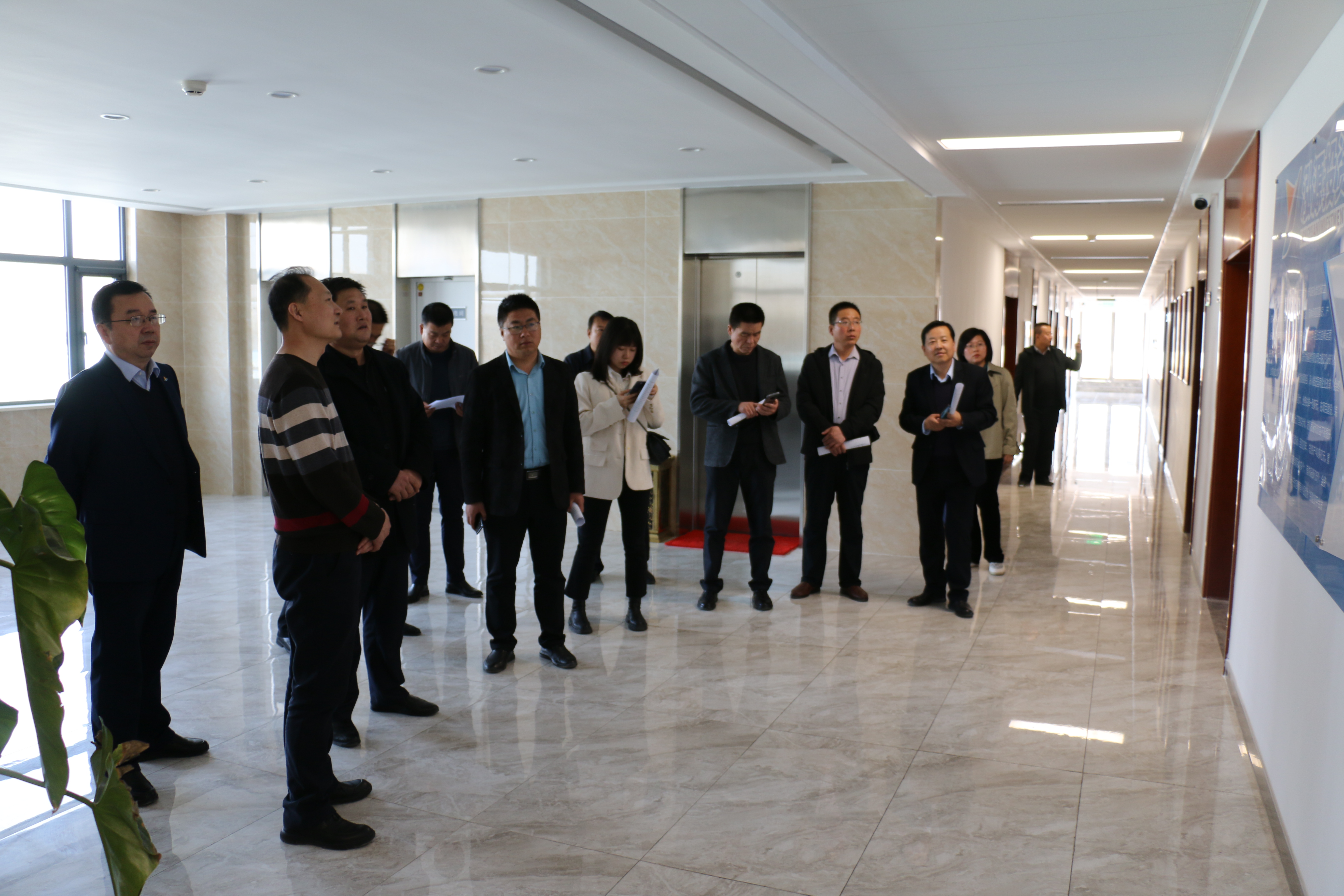 崇信縣屬國(guó)有企業(yè)來(lái)泓源公司觀摩交流黨建工作(圖1)