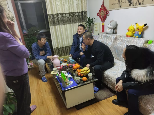 關(guān)愛(ài)員工冷暖 傳遞組織溫情——市產(chǎn)投集團(tuán)組織開(kāi)展員工家訪(fǎng)活動(dòng)(圖2)